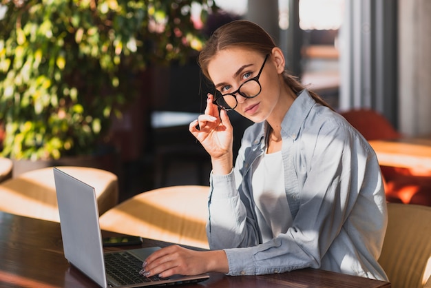 Mujer de alto ángulo con gafas de trabajo