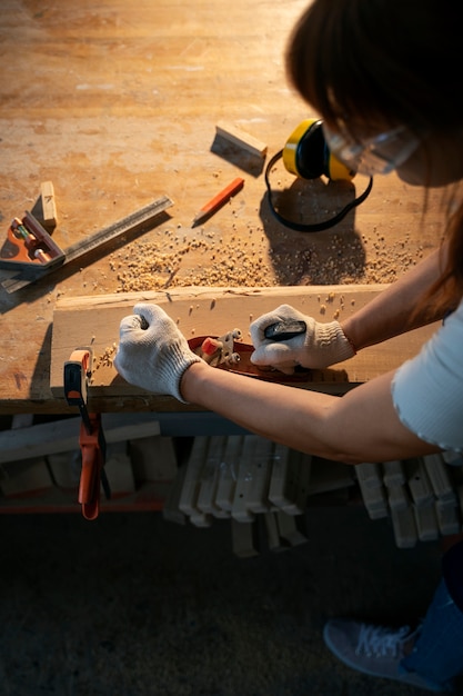 Foto gratuita mujer de alto ángulo con guantes