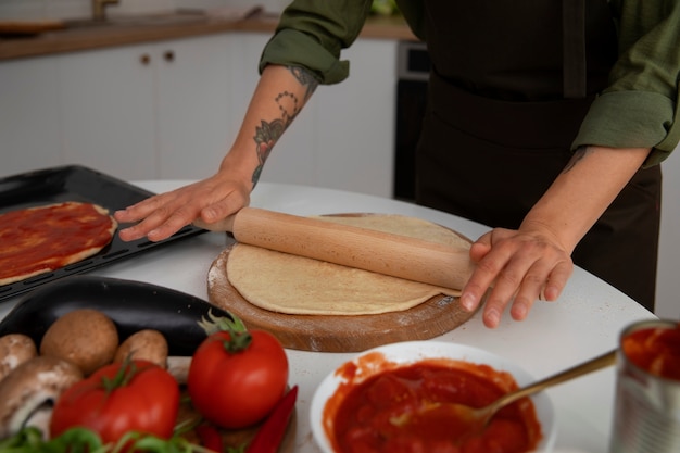 Foto gratuita mujer de alto ángulo haciendo pizza