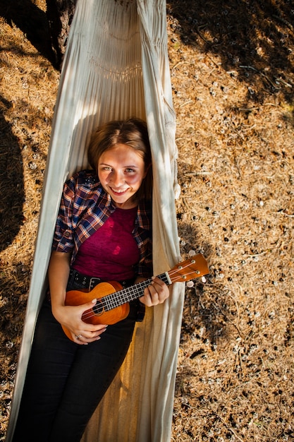 Foto gratuita mujer de alto ángulo jugando quitar