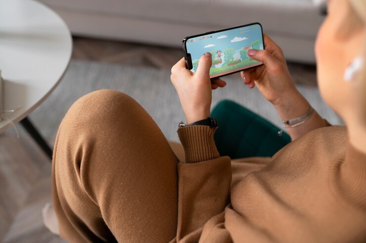 Foto gratuito mujer de alto ángulo jugando con su teléfono