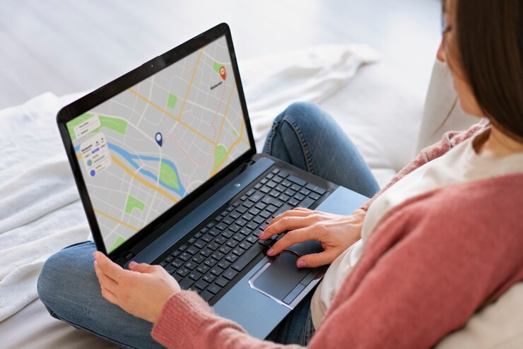 Foto gratuito mujer de alto ángulo con laptop
