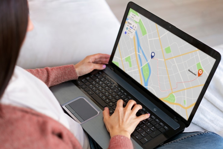 Foto gratuito mujer de alto ángulo con laptop