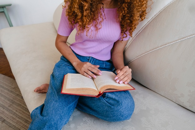 Foto gratuita mujer de alto ángulo leyendo en casa