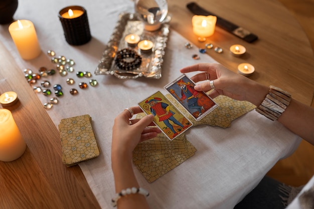 Foto gratuita mujer de alto ángulo leyendo tarot