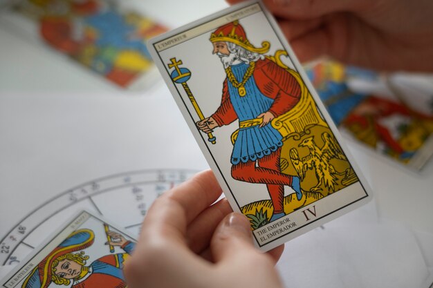 Mujer de alto ángulo leyendo tarot