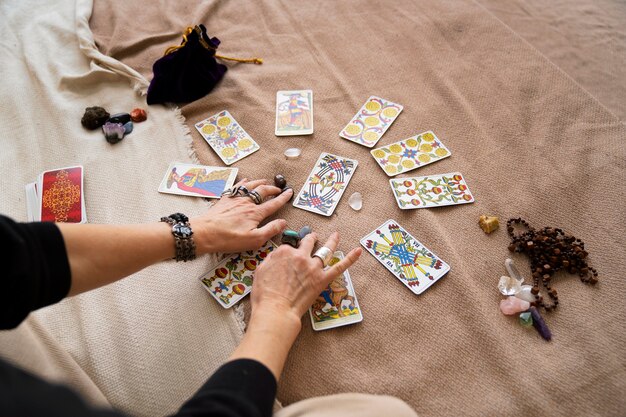 Mujer de alto ángulo leyendo tarot