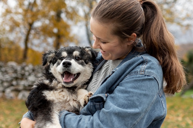 Mujer de alto ángulo con lindo perro