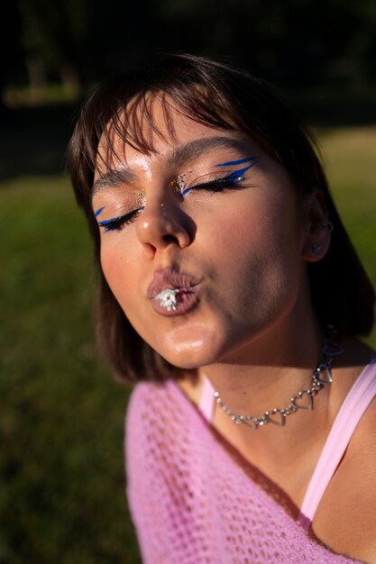 Mujer de alto ángulo con maquillaje de ojos gráfico