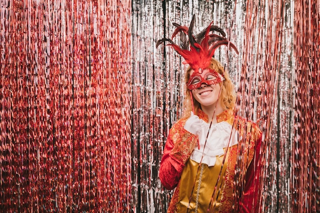 Foto gratuita mujer de alto ángulo con máscara en fiesta de carnaval