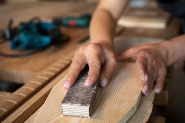 Mujer de alto ángulo midiendo madera