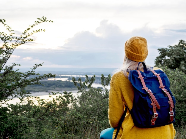 Mujer de alto ángulo con mochila