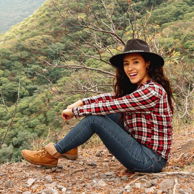 Mujer de alto ángulo en las montañas explorando