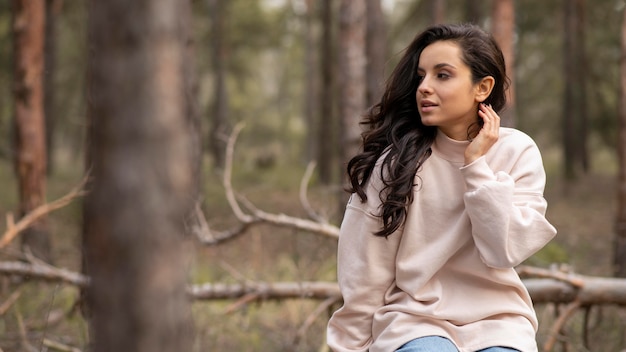 Foto gratuita mujer de alto ángulo en la naturaleza