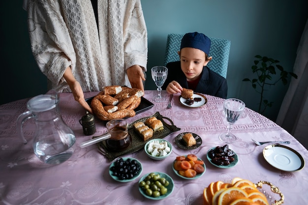 Foto gratuita mujer de alto ángulo organizando comida en la mesa