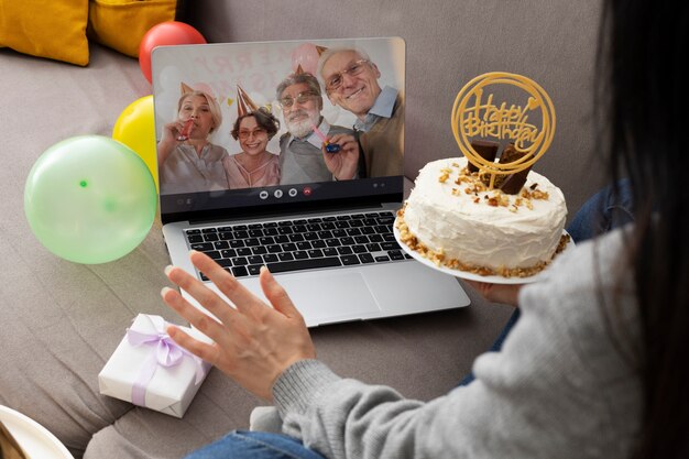 Mujer de alto ángulo con pastel de cumpleaños