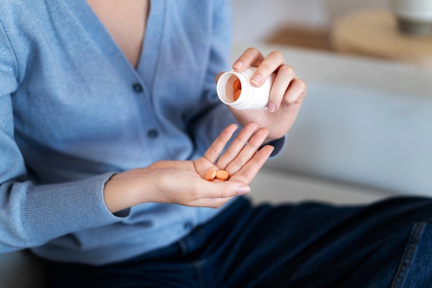 Mujer de alto ángulo con pastillas