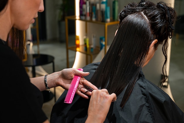 Foto gratuita mujer de alto ángulo en peluquería