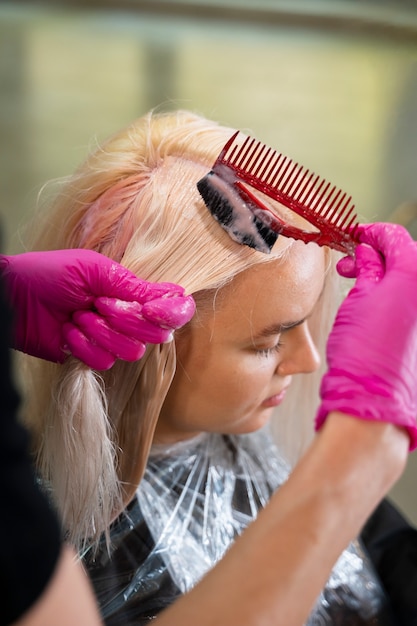 Foto gratuita mujer de alto ángulo en peluquería