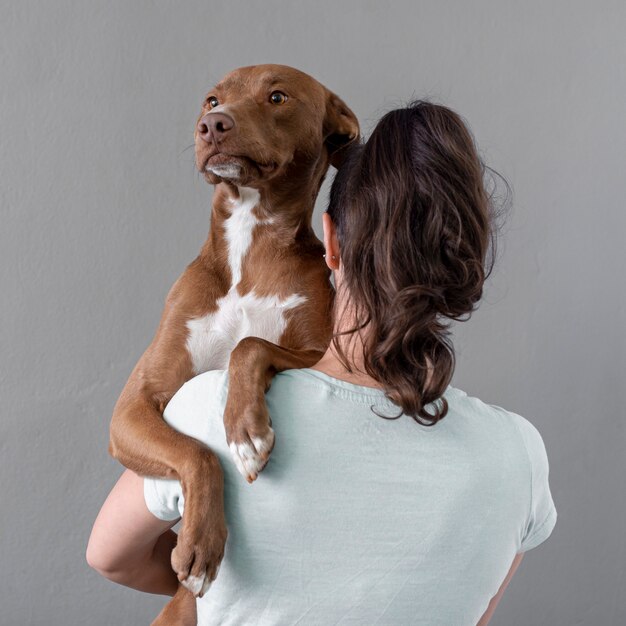 Mujer de alto ángulo con perro