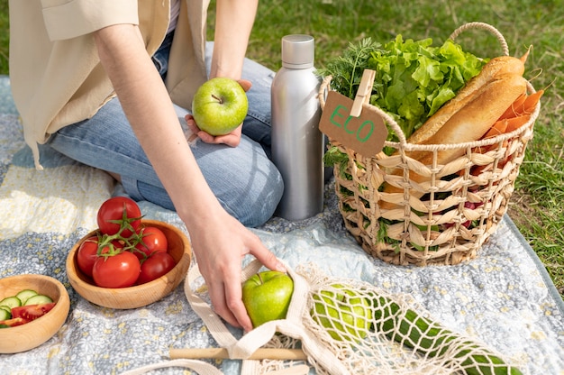 Mujer de alto ángulo con picnic