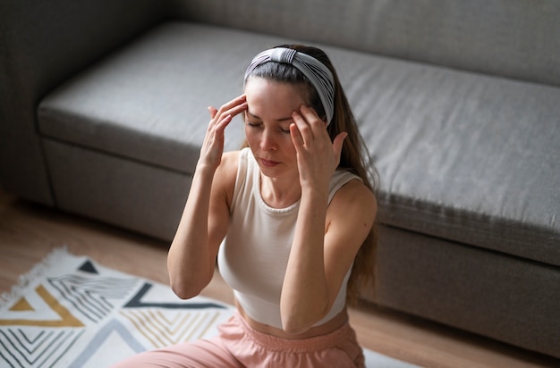 Foto gratuita mujer de alto ángulo practicando yoga facial