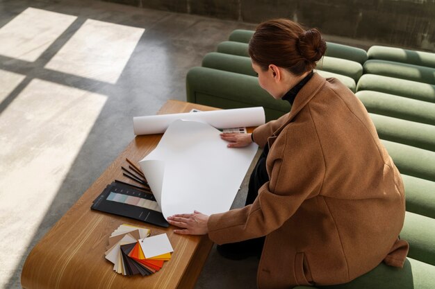 Mujer de alto ángulo que trabaja como diseñadora de interiores.