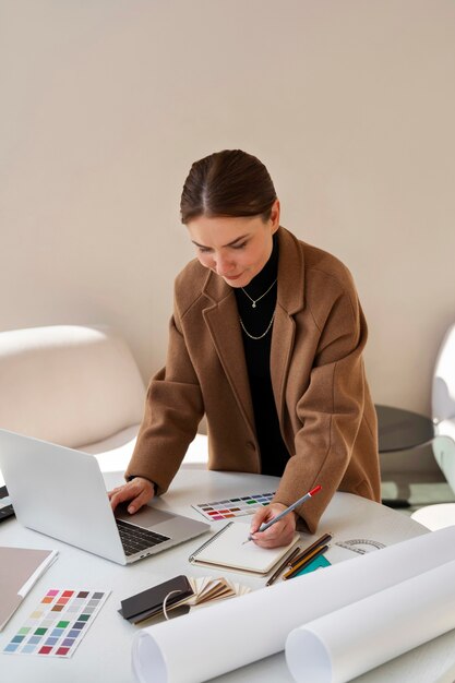 Mujer de alto ángulo que trabaja como diseñadora de interiores.