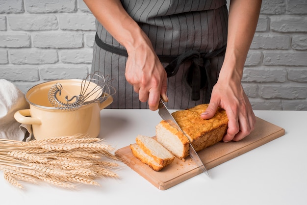 Foto gratuita mujer de alto ángulo rebanar pan de plátano