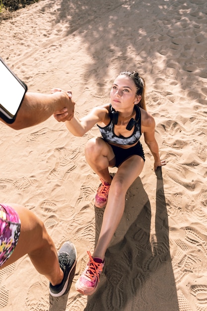 Mujer de alto ángulo recibiendo ayuda en la playa