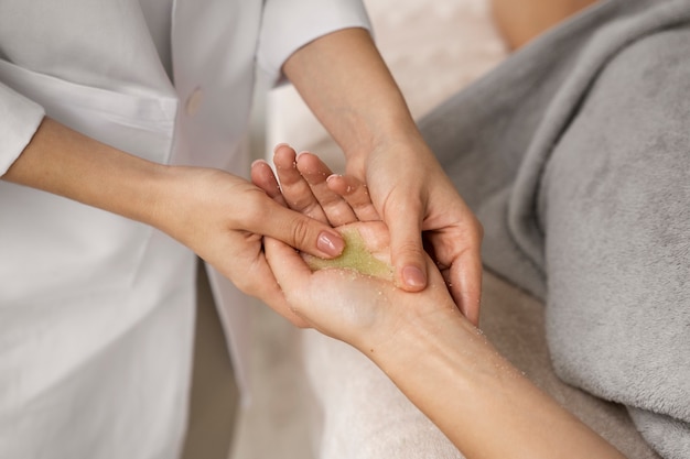 Foto gratuita mujer de alto ángulo recibiendo masajes en el spa