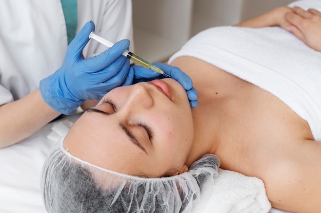 Mujer de alto ángulo recibiendo tratamiento prp facial