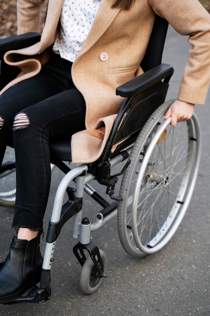 Mujer de alto ángulo en silla de ruedas