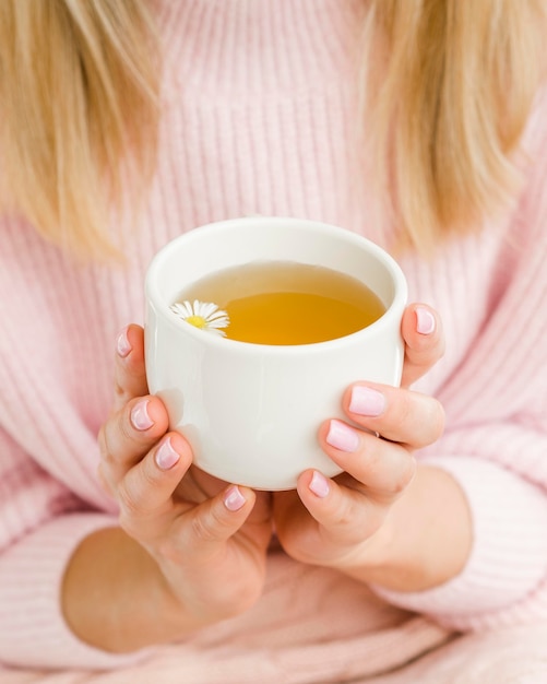 Foto gratuita mujer de alto ángulo sosteniendo la taza con té