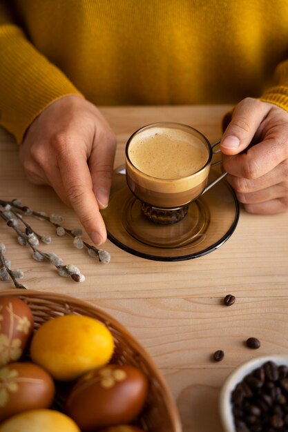 Mujer de alto ángulo con taza de café