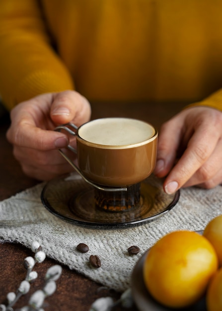 Mujer de alto ángulo con taza de café