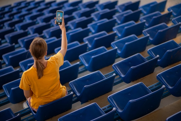 Mujer de alto ángulo tomando fotos