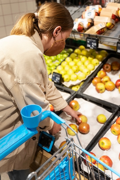 Mujer de alto ángulo tomando manzana