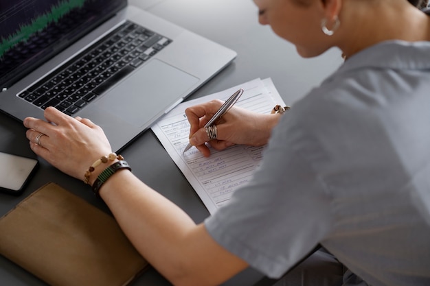 Mujer de alto ángulo tomando notas