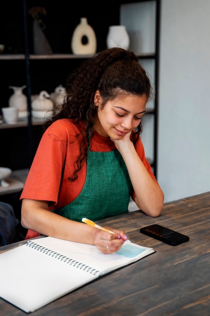 Mujer de alto ángulo tomando notas