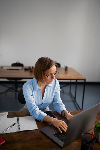 Mujer de alto ángulo trabajando como economista.