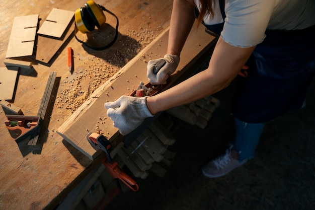 Mujer de alto ángulo trabajando con guantes