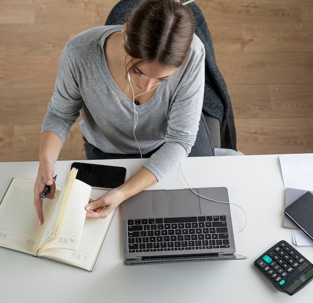 Mujer de alto ángulo trabajando en interiores