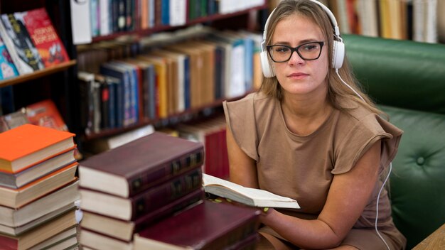 Mujer de alto ángulo usando audífonos