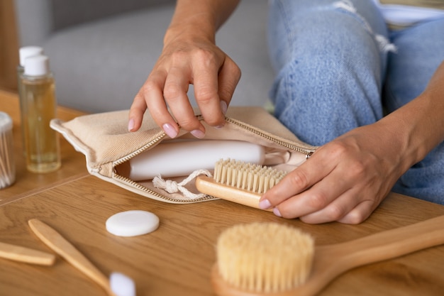 Foto gratuita mujer de alto ángulo usando bolsa de baño