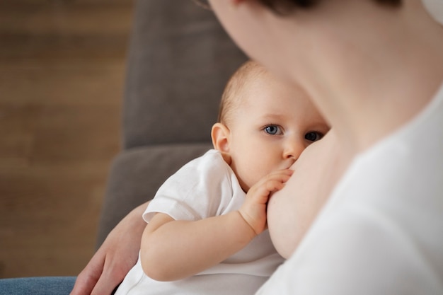 Mujer amamantando a su hijo