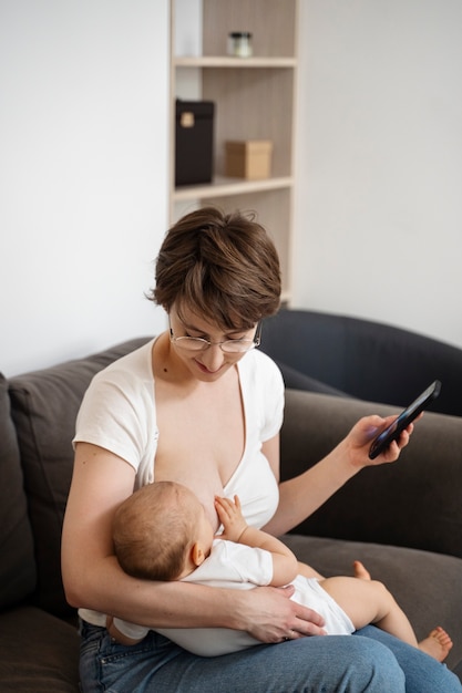 Mujer amamantando a su hijo