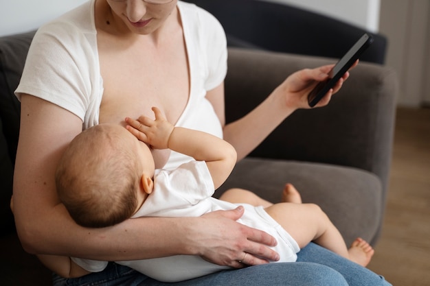 Mujer amamantando a su hijo