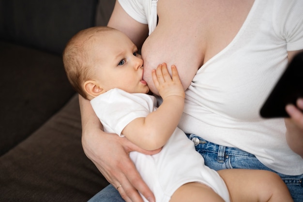 Mujer amamantando a su hijo