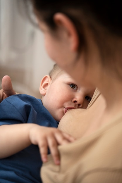 Mujer amamantando a su hijo